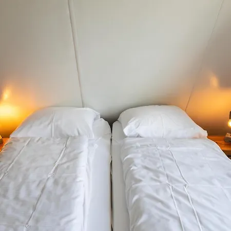 In Near Lakes بيت للعطل *