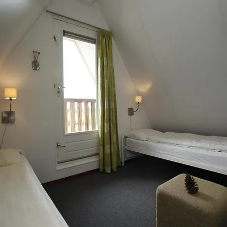 In Near Lakes بيت للعطل