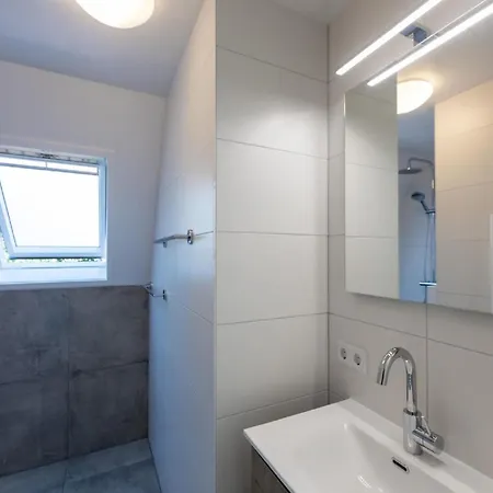 بيت للعطل In Near Lakes